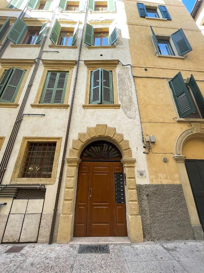 Magnolia Home - Piazza Delle Erbe Verona Exterior photo